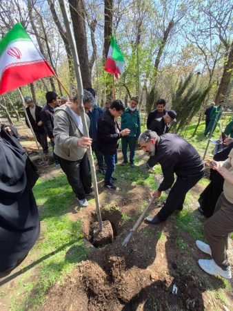 برپایی مراسم روز طبیعت در بوستان قیطریه؛ کاشت نهال به نیت شهیدان